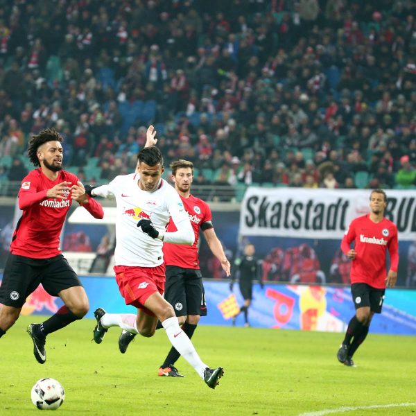 Eintracht-Abwehrriese Michael Hector konnte gestern Makoto Hasebe in der Dreierkette nicht gleichwertig ersetzen. Bild: imago/Jan Huebner