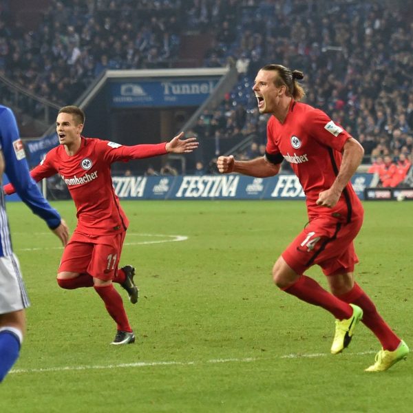 Alex Meier trifft zum 1:0 für die Eintracht. Der Treffer aus der 33. Minute reicht zum Sieg auf Schalke. (Foto: Imago/Team)