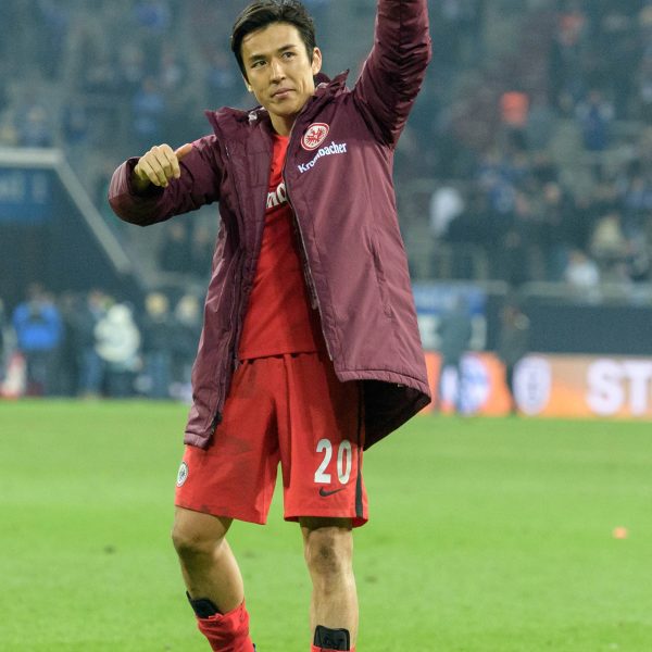 Makoto Hasebe holt sich vom Gästeanhang den verdienten Applaus ab. (Foto: imago/Eibner)