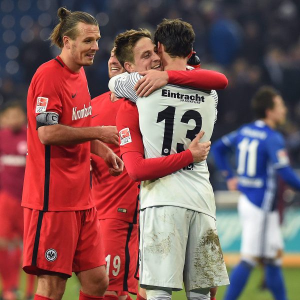 Torwart Heinz Lindner konnte bei seinem Startelf-Debüt in der Bundesliga die Null halten und sich mit seinen Teamkollegen über einen 1:0-Sieg auf Schalke freuen. (Foto: imago/Revierfoto)