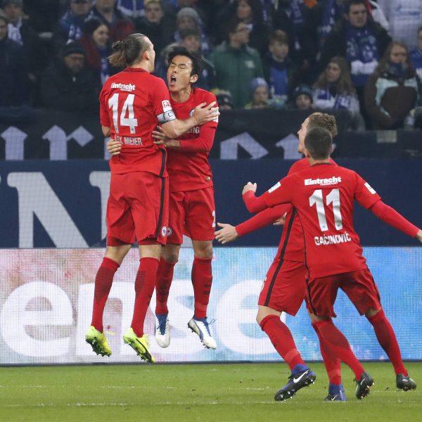 Die beiden Matchwinner: Alex Meier und Makoto Hasebe. (Foto: Imago/Laci Perenyi)