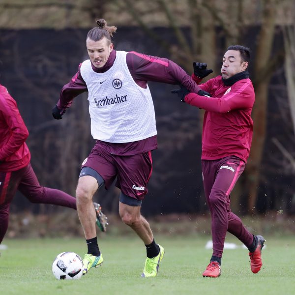 Alex Meier und Marco Fabián im Kampf um den Ball.
