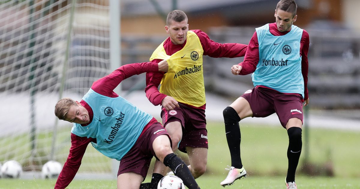 Bastian Oczipka und Ante Rebic kämpfen verbissen um den Ball.