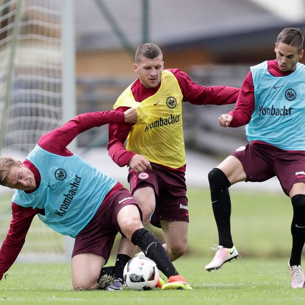 Bastian Oczipka und Ante Rebic kämpfen verbissen um den Ball.