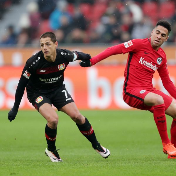 Auch Omar Mascarell (rechts) konnte Chicharito nicht an seinem Doppelpack hindern.