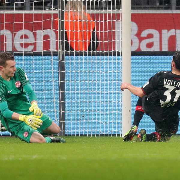 Hier erzielt Kevin Volland das bisher letzte der 2502 Gegentore in der Frankfurter Vereinshistorie der 1. Bundesliga.