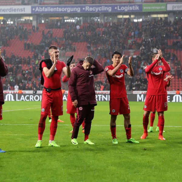 Mit traurigen Minen wurden die Spieler vom mitgereisten Anhang verabschiedet.