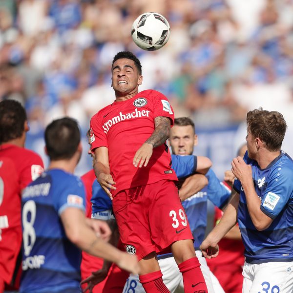 Das Hinspiel in Darmstadt war stark umkämpft, die Eintracht zog am Ende den Kürzeren. Das soll heute anders sein.