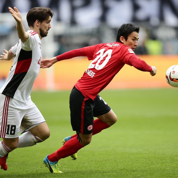 Makoto Hasebe mit vollem Einsatz gegen Roman Brégerie.