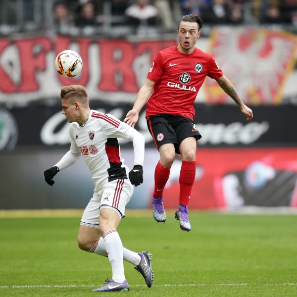 FCI-Mittelfeldtalent Max Christiansen im Zweikampf mit Yanni Regäsel in vergangenen Saison.