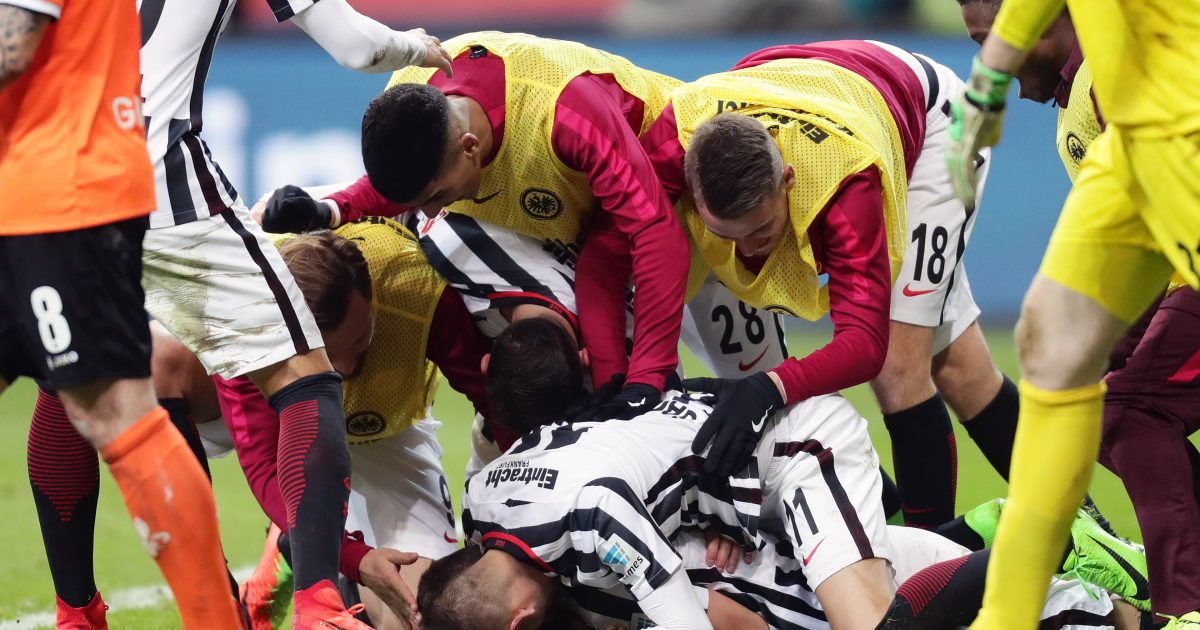 Irgendwo in diesem Haufen freut sich Ante Rebic über sein erstes Bundesligator.