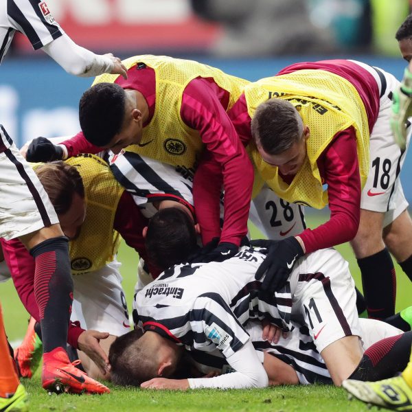 Irgendwo in diesem Haufen freut sich Ante Rebic über sein erstes Bundesligator.