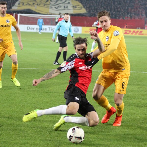 Bastian Oczipka zeigte in einem hart umkämpften Spiel eine gute Leistung.