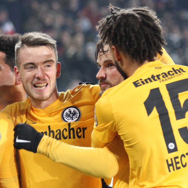 Max Besuschkow (Mitte) ist bei der Eintracht inzwischen voll angekommen.