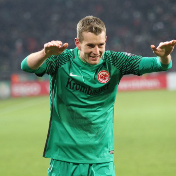 Elfmeter-Killer Lukas Hradecky freut sich über das Weiterkommen im Pokal.