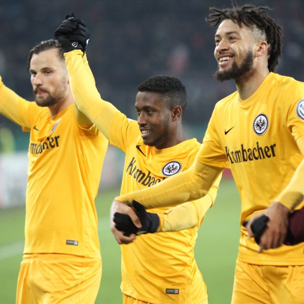 Haris Seferovic und Taleb Tawatha ließen sich nach Spielschluss von den Fans feiern.