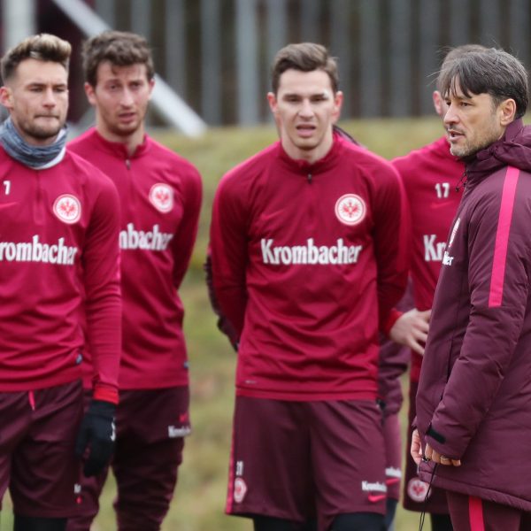 Trainer Niko Kovac stimmt sein Team auf die Partie gegen Hertha BSC ein.