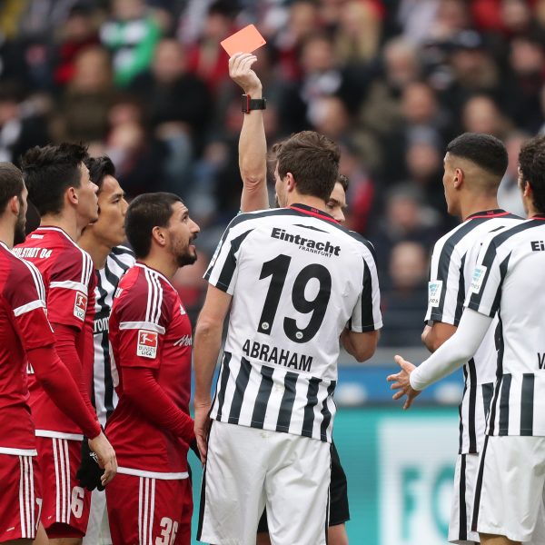 Der Anfang vom Ende: David Abraham sieht nach 35 Minuten die Rote Karte.