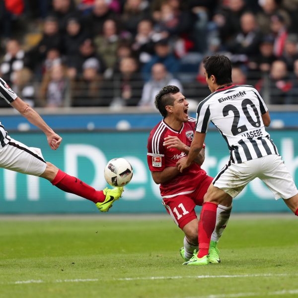 David Abraham muss scheinbar zweimal zusehen. 