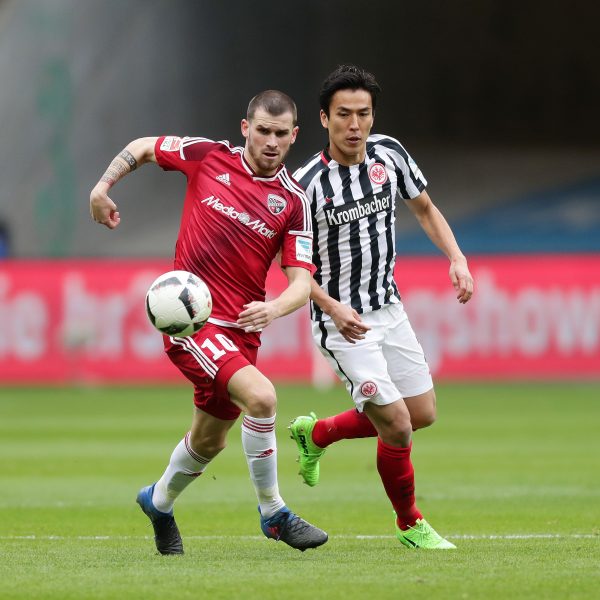 Makoto Hasebe hier im Duell mit Pascal Groß.