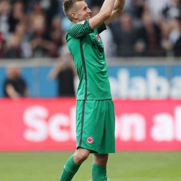 Lukas Hradecky sucht den engen Kontakt zu den Fans - und genießt ihn!