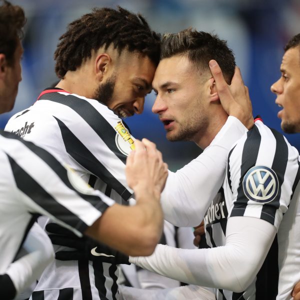 Die Eintracht jubelt über einen glükclichen Erfolg gegen stark auftretende Bielefelder.