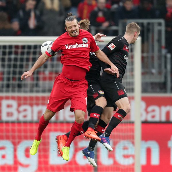 Alex Meier muss in einer intensiven Partie viele Kopfballduelle bestreiten.