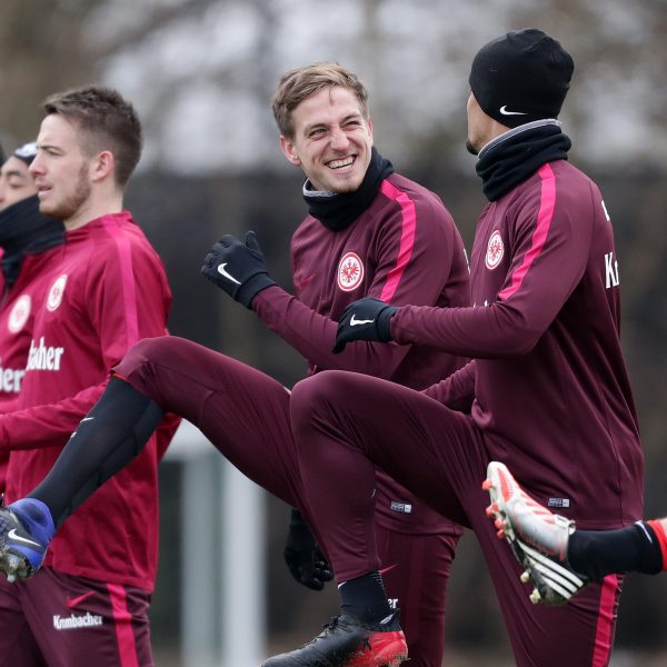 Bastian Oczipka spielt bislang eine starke Saison - und hat daher gut Lachen.