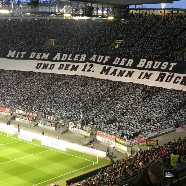Die Eintracht-Fans begrüßten ihr Team mit einer tollen Choreo.