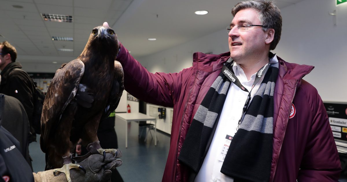Vorstand Axel Hellmann und Maskottchen Attila wollen mit der Eintracht hoch hinaus.