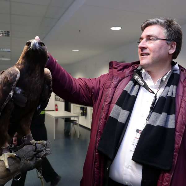 Vorstand Axel Hellmann und Maskottchen Attila wollen mit der Eintracht hoch hinaus.