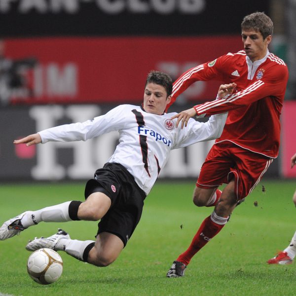 Pirmin Schwegler im Duell mit dem damals noch blutjungen Thomas Müller.