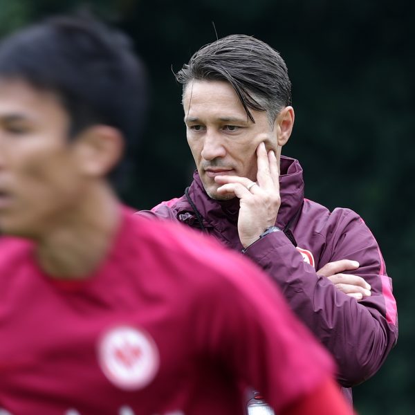 Trainer Niko Kovac (r.) ist auf der Suche nach einem Ersatz für Makoto Hasebe (l.).