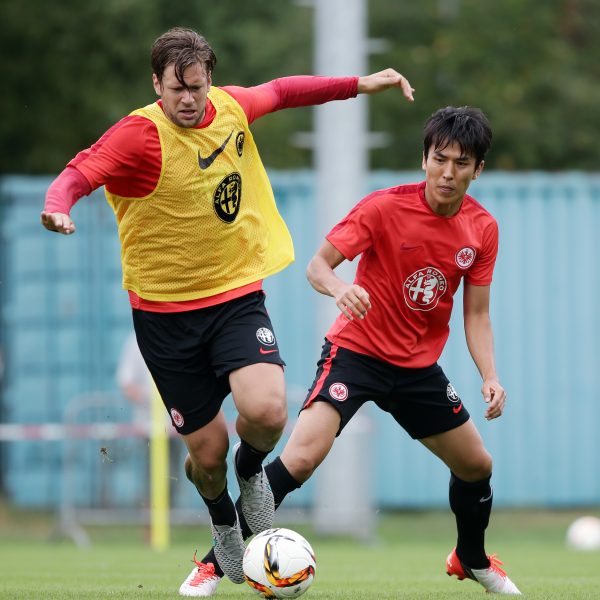 Während Russ (links) zufrieden ist, ist Makoto Hasebe auf dem Weg nach Japan.