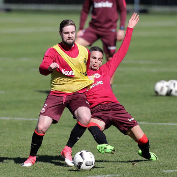 Mijat Gacinovic kämpft im Training verbissen um jeden Ball, hier im Duell mit Marc Stendera.