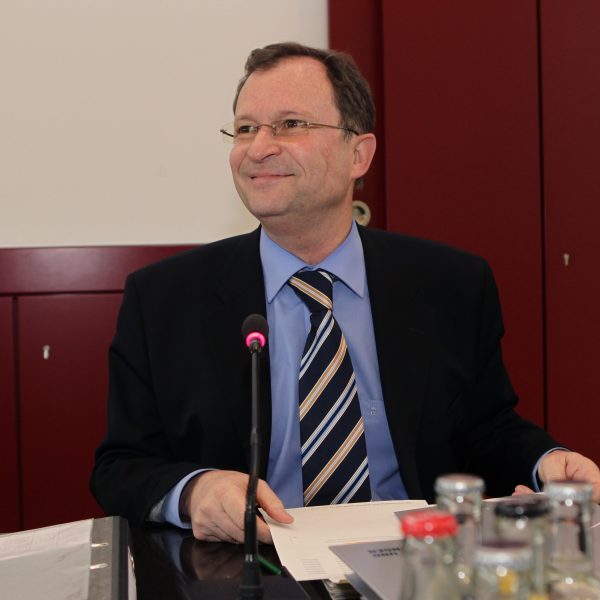 Jurist Hans E. Lorenz hat eine ganz klare Meinung zum Thema Kollektivstrafen.