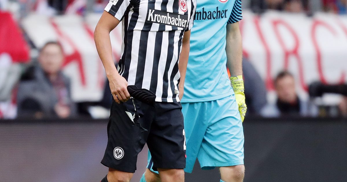 Torhüter Lukas Hradecky tröstete Makoto Hasebe direkt nach dem Vorfall in München.