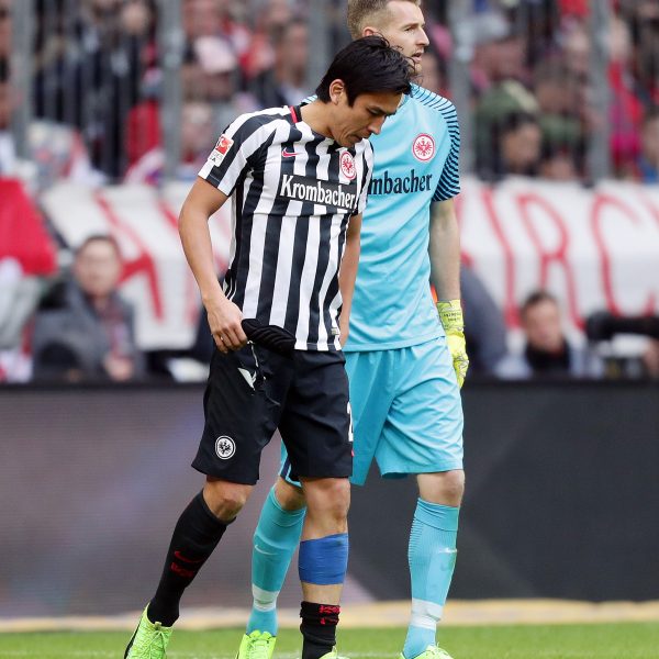 Torhüter Lukas Hradecky tröstete Makoto Hasebe direkt nach dem Vorfall in München.