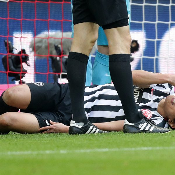 Das Knie schmerzt! Makoto Hasebe wird der Eintracht wohl länger fehlen.