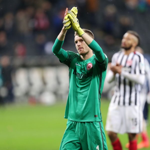 Erleichterung bei den SGE-Spielern: Endlich wieder ein Punkt nach fünf Niederlagen in Folge.