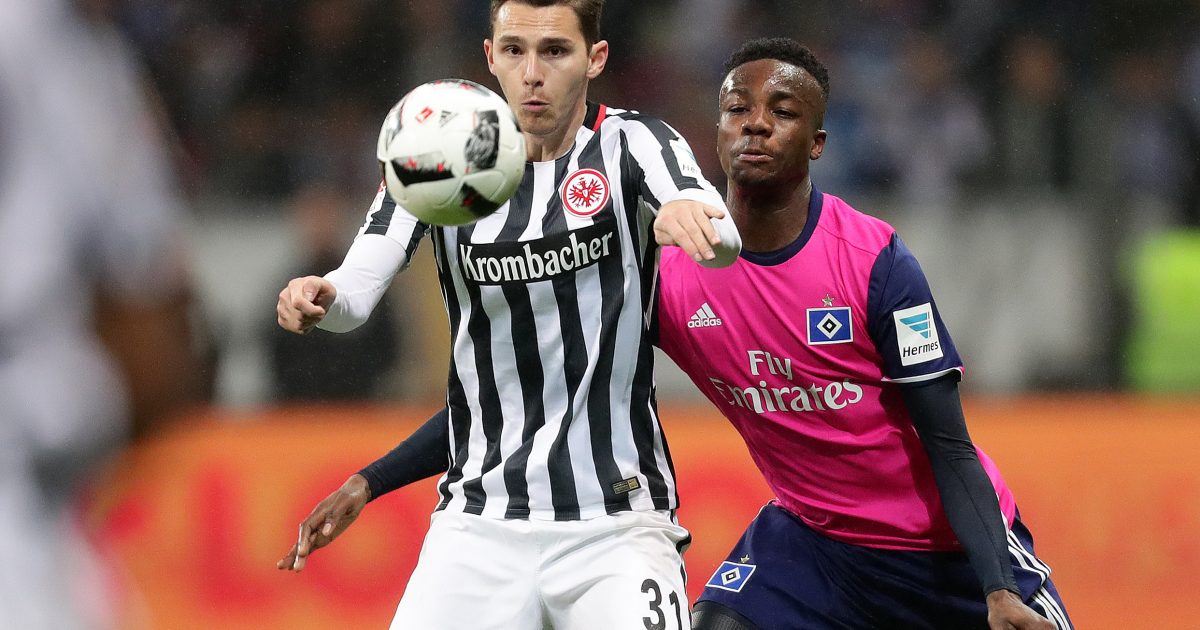 Es war ein knallharter Kampf im Waldstadion. Hrgota hier im Duell mit Jung.