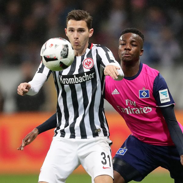 Es war ein knallharter Kampf im Waldstadion. Hrgota hier im Duell mit Jung.