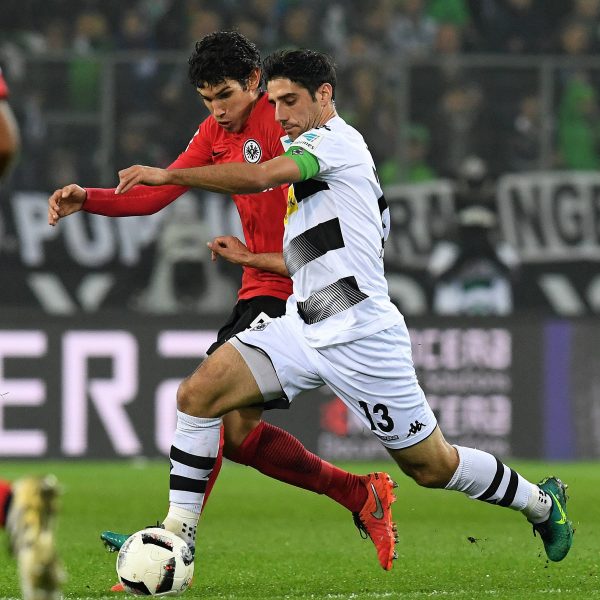 Ein Wiedersehen ist wahrscheinlich: Jesús Vallejo (l.) im Zweikampf mit dem Gladbacher Lars Stindl