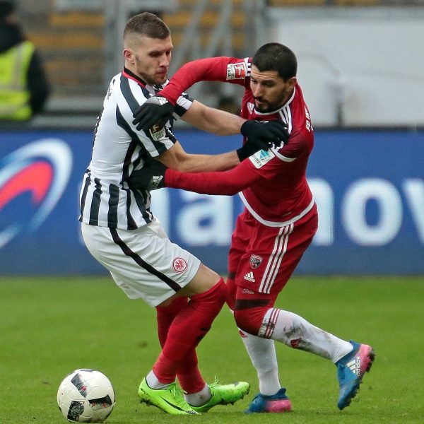 Spielen Almog Cohen (rechts) und Ante Rebic nächste Saison gemeinsam bei der Eintracht? (Foto: imago/Hübner)