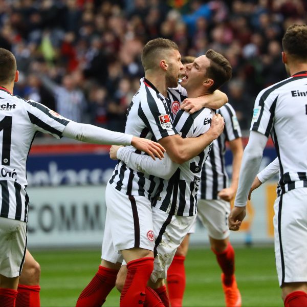 Die Teamkollegen bejubelten den Führungstreffer von Branimir Hrgota (Foto: imago/Schüler)