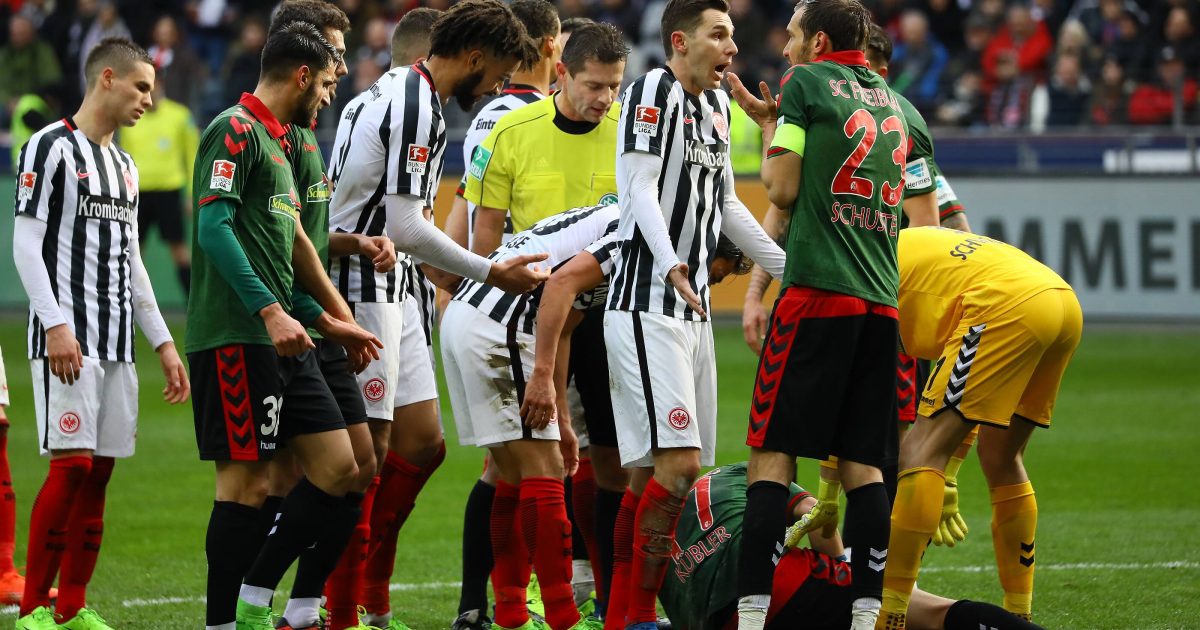 Enttäuschte Gesichter nach der unglücklichen Niederlage gegen den SC Freiburg. In den spielentscheidenden Szenen entschied der Schiedsrichter gegen die SGE. (Foto: imago/Schüler)