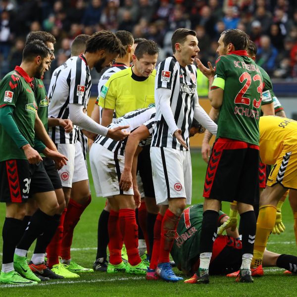 Enttäuschte Gesichter nach der unglücklichen Niederlage gegen den SC Freiburg. In den spielentscheidenden Szenen entschied der Schiedsrichter gegen die SGE. (Foto: imago/Schüler)