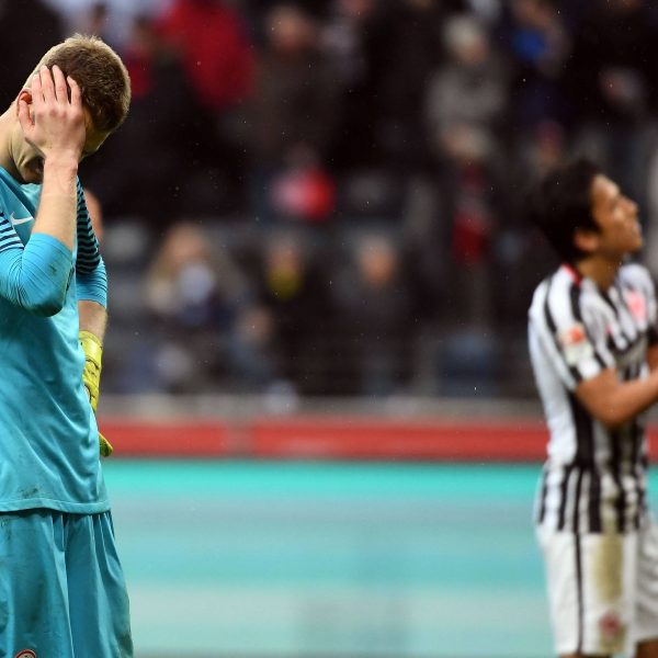 Lukas Hradecky war nach der Niederlage gegen Freiburg ziemlich enttäuscht. Da hilft es auch nicht, wenn die Fans ihn zum Spieler des Spiels wählen. (Foto: imago/Jan Huebner)