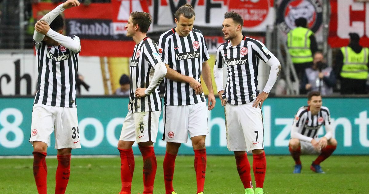 Enttäuschte Gesichter nach der unglücklichen Niederlage gegen den SC Freiburg. In den spielentscheidenden Szenen entschied der Schiedsrichter gegen die SGE. (Foto: imago/Schüler)