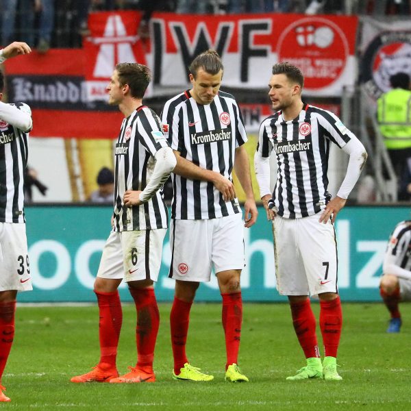 Enttäuschte Gesichter nach der unglücklichen Niederlage gegen den SC Freiburg. In den spielentscheidenden Szenen entschied der Schiedsrichter gegen die SGE. (Foto: imago/Schüler)